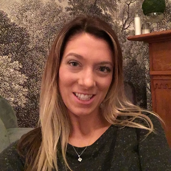 Meet your Posher, Nicole - Picture 2 of 2